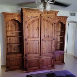 Vintage Golden Pine Armoire/Armario de pino dorado 