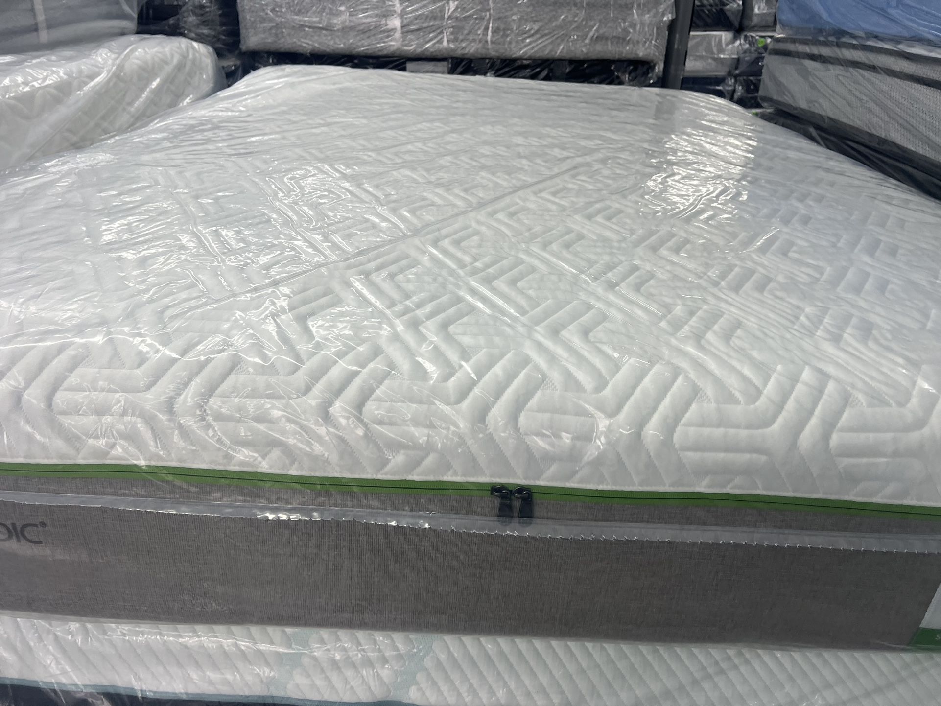 QUEEN SIZE TEMPURPEDIC FLEX SUPREME HYBRID MATTRESS & BOX SPRING BED SET