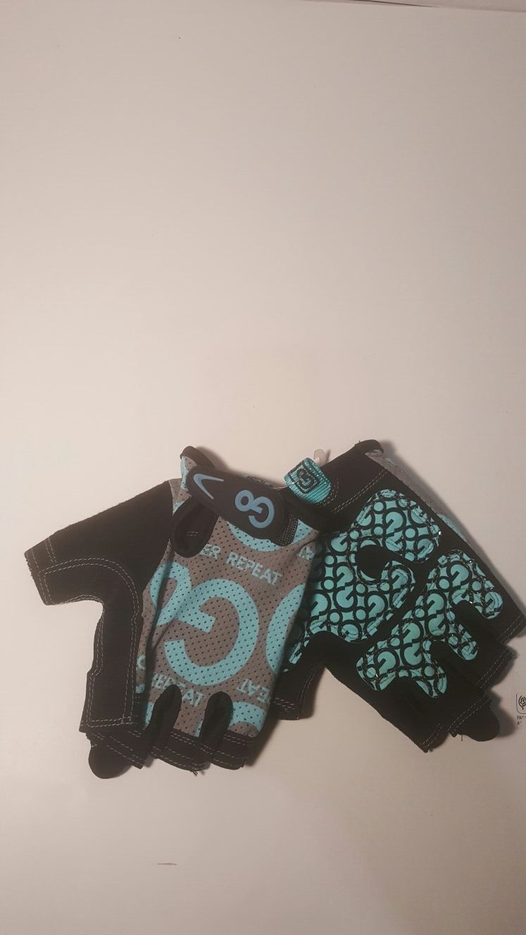 GOFIT WOMEN'S GOGRIP TRAINING GLOVES (medium)