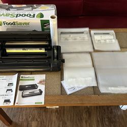 Food Saver Vacuum Sealer like new with bags (opened box) model: FM3941