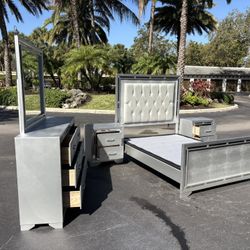 Beautiful Bedroom Set Queen Size Solid Wood Silver Color In Excellent Condition by World Furniture 