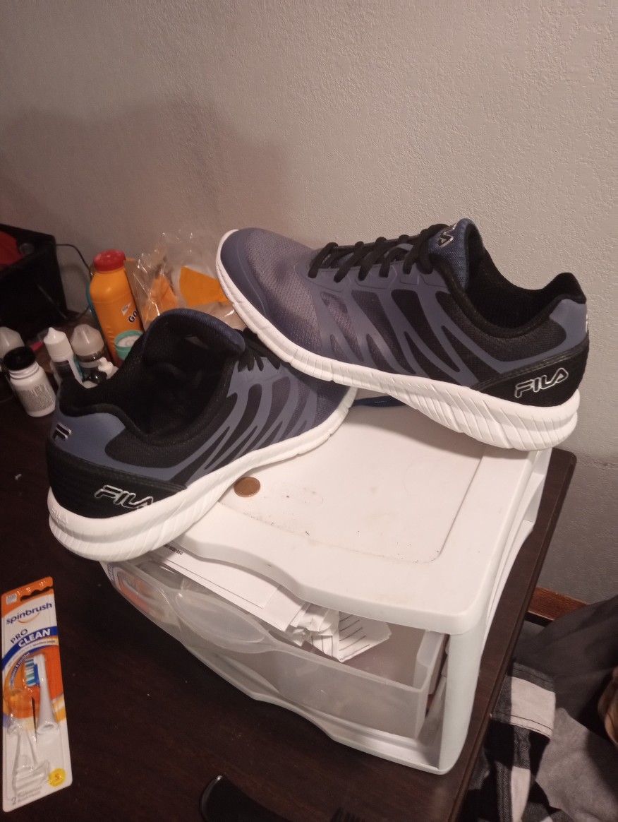 Fila 9.5 Like New