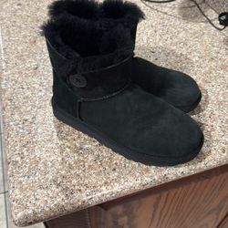 Size 10, Ugg Boots Black Short Bailey Button Classic Ultra