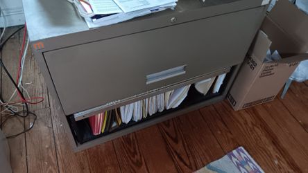 Lateral file