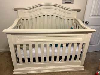 White Wood Convertible Baby Crib bundle