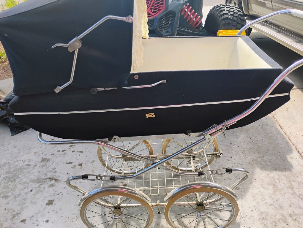 1975 Vintage Jeg Baby Carriage