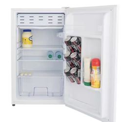 Huge Mini Fridge! College/ Man cave 