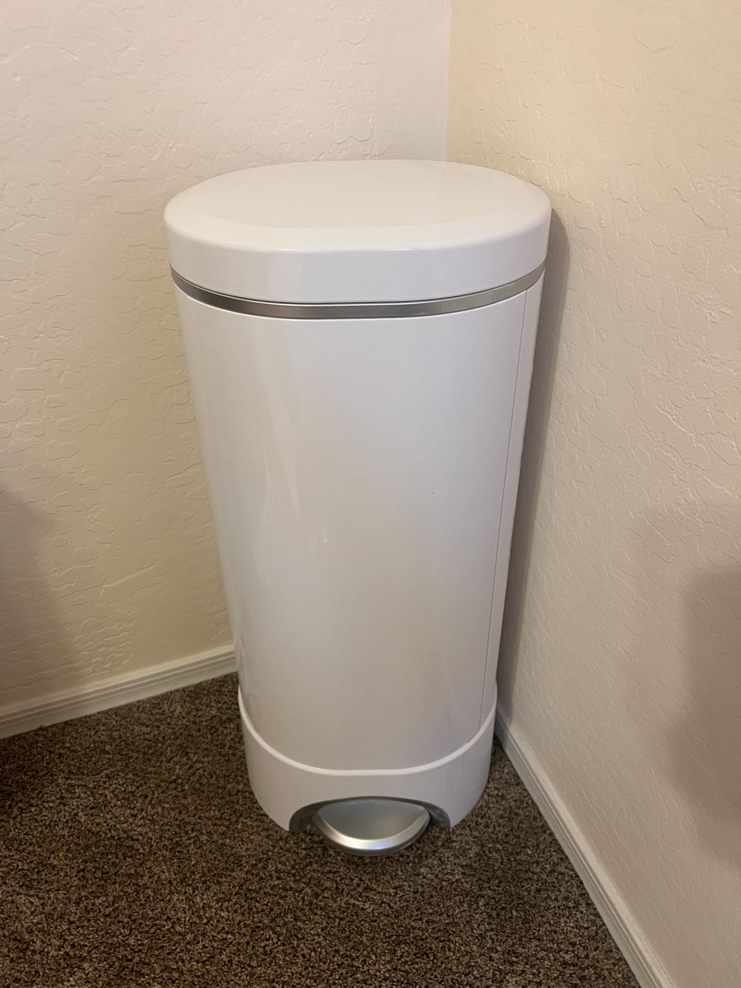 Munchkin Diaper Pail- Arm & Hammer