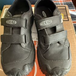 Keen Footwear Youth Black Sneakers Size 4