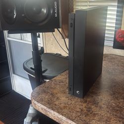 Xbox One 1tb Has Wires No Remote 