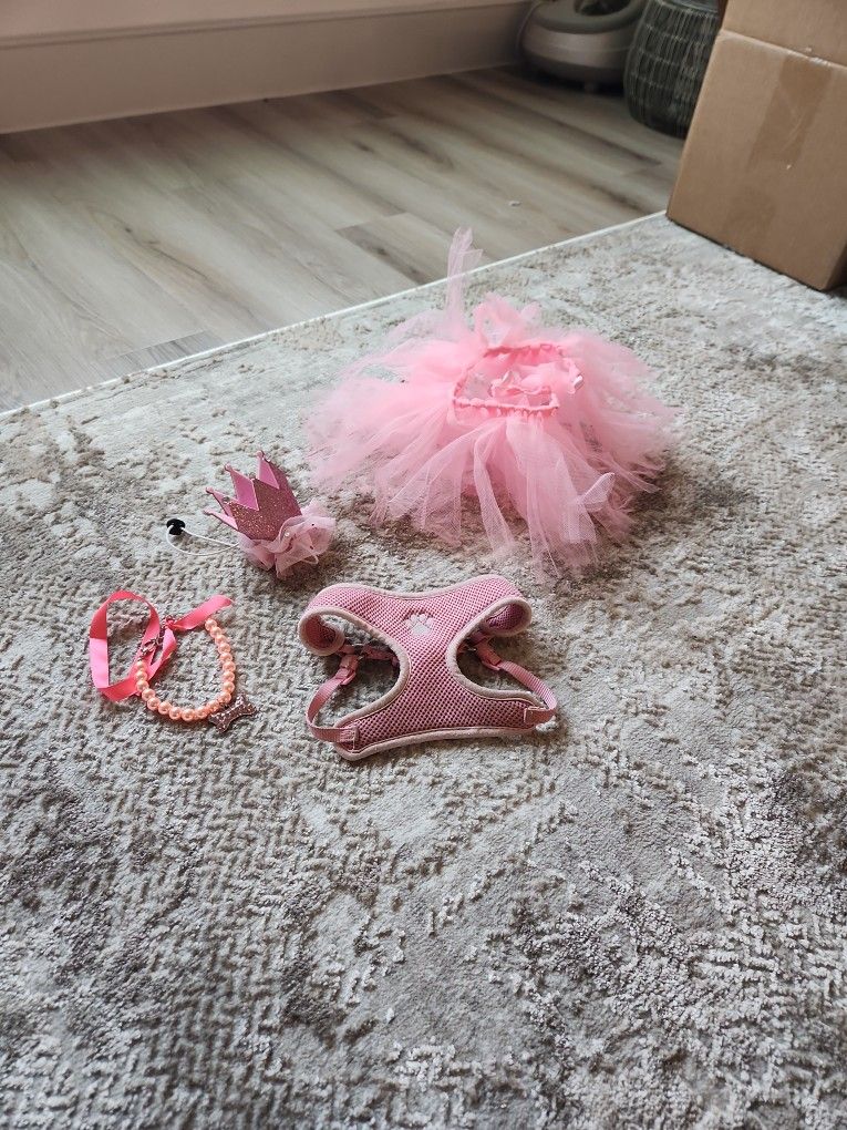 Pet Crawn Tutu Harnest And Pearl Necklace Costu.e