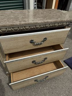 3 drawers dresser Ashley good 34.5”Wx16.5”Dx34”T/ cajonera pequeña buena marca/ Local Delivery Available 
