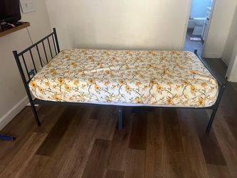 Bed with mattress/cama con colchón