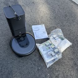 Roomba I7 with Clean Base