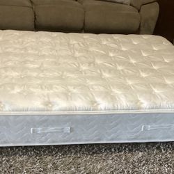 QUEEN SIZE MATTRESS AND BOX SPRINGS IN EXCELLENT AND CLEAN CONDITION.