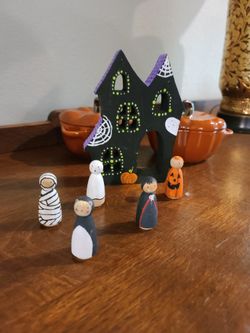 Halloween Peg Dollhouse And Dolls