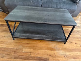 Modern Coffee Table with Storage Shelf – Excellent Condition