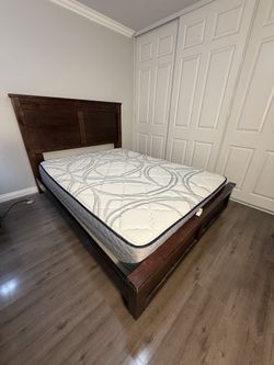 Queen Bed in very good condition