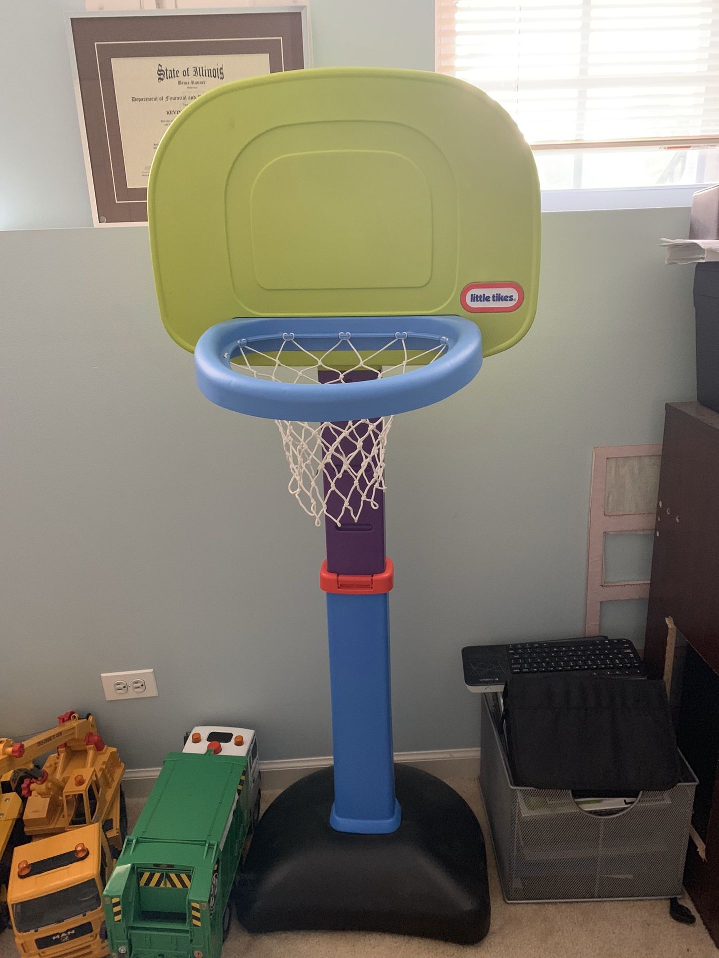 Little Tikes Adjustable basketball hoop