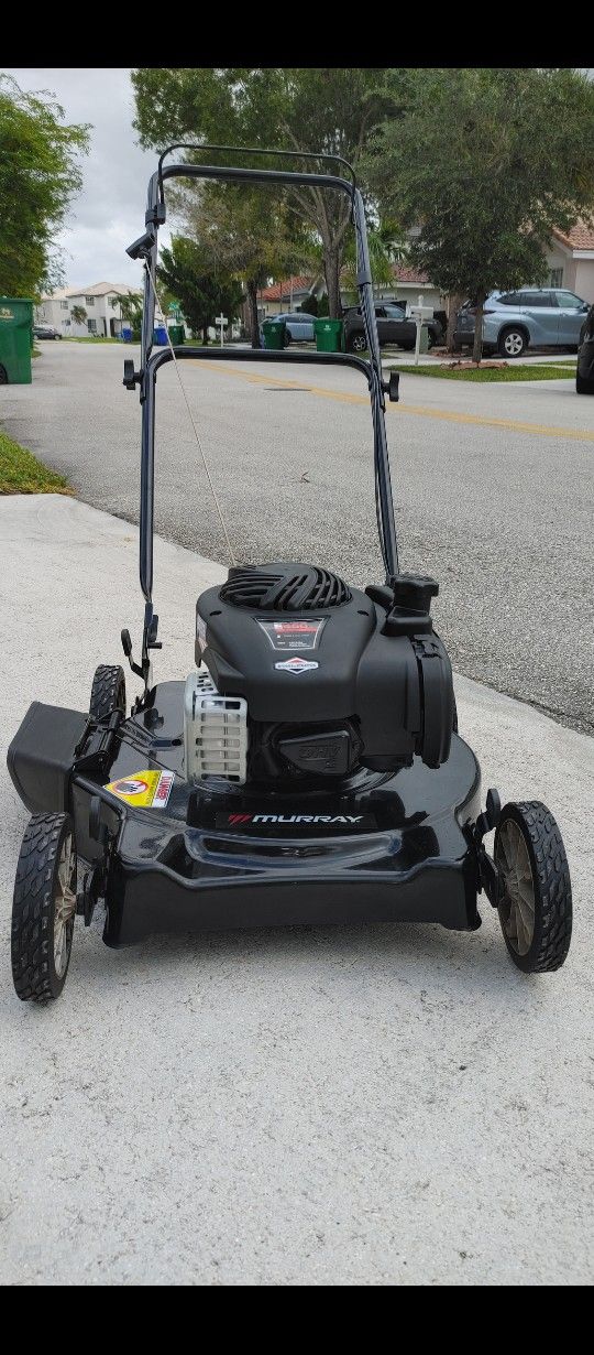 Lawn mower/ Murray E450 New Condition Powered By Briggs & Stratton Engine!