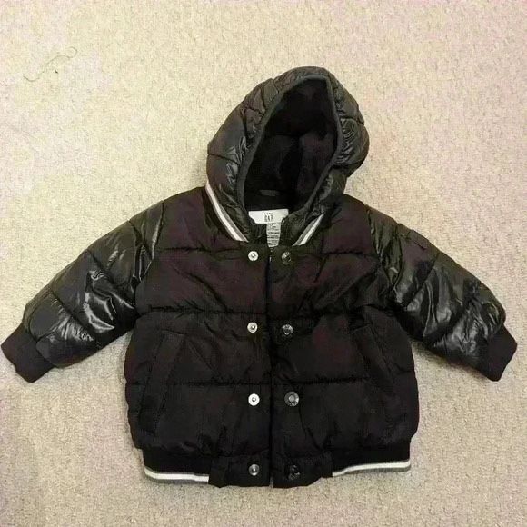 Baby Gap bundle 1 Gap jacket, 2 sweatshirts - size 6-9 mts - like new