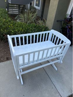 Baby swinging bed crib LIKE NEW