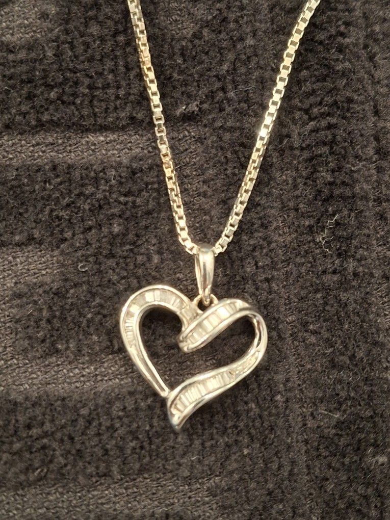 Beautiful 10kt White Gold And Diamond Heart Necklace