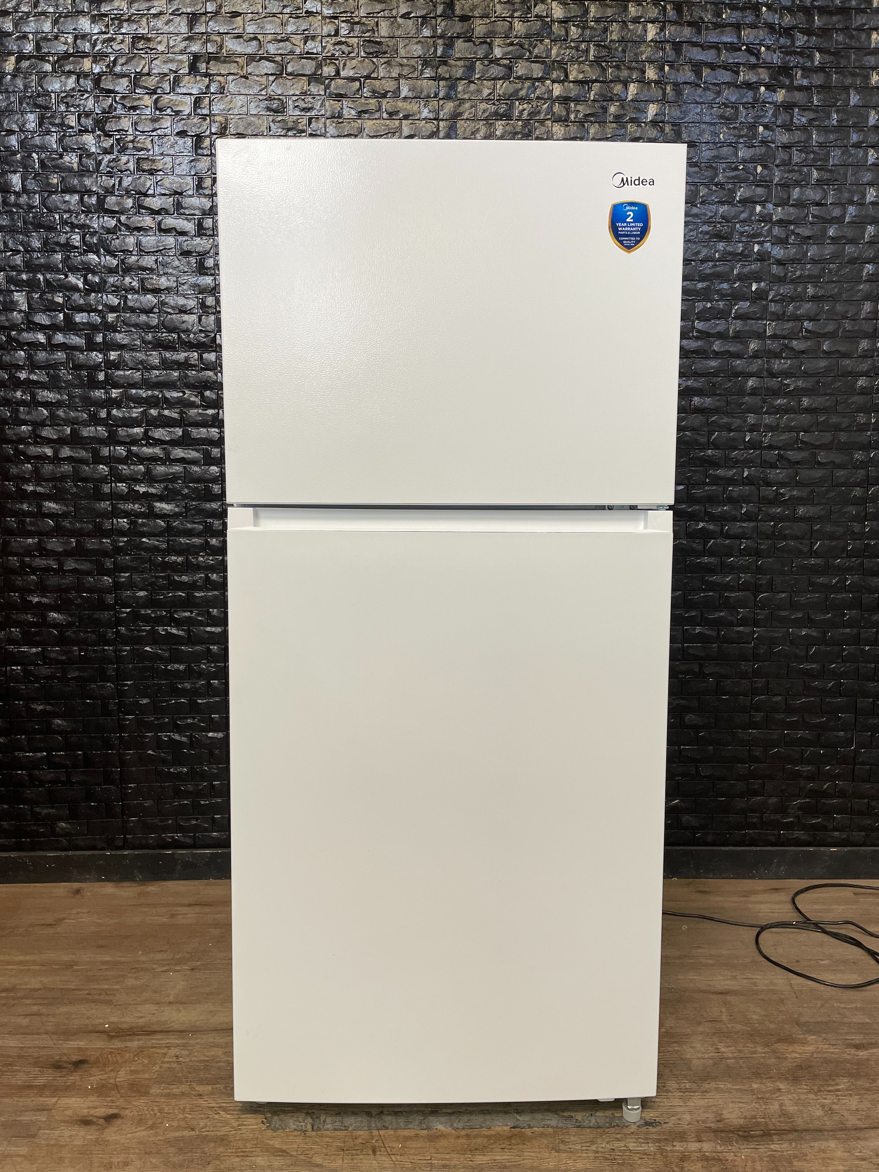 MIDEA TOP FREEZER REFRIGERATOR w/WARRANTY! R2458A