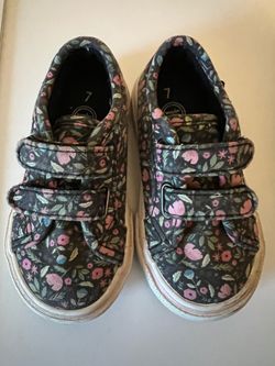 Kids shoes size 7
