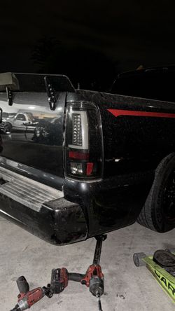 Pair Of 99-07 Silverado/sierra Taillights