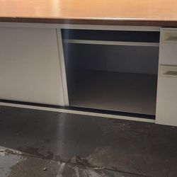 Desk - Metal frame / wood top 