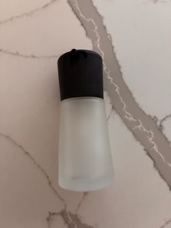 3 each   Matte black locking pump cap easily twists and locks into a closed position for convenient travel and storage. Frosted glass helps prevent da