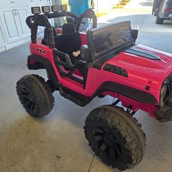 Electric girl jeep. Beautiful.. need Batteries