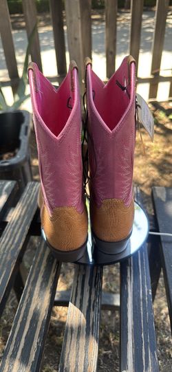 Youth Ariat boot size 6y will fit 7-7.5 women