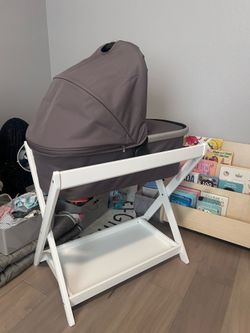 Like New Uppababy V2  Bassinet in Theo + stand
