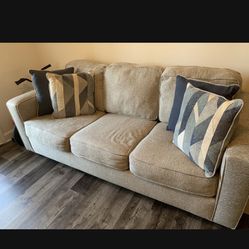 Couch With 4 Accent Pillows 