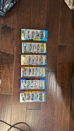 HOT WHEELS: 6PK (30 hot wheels) $35