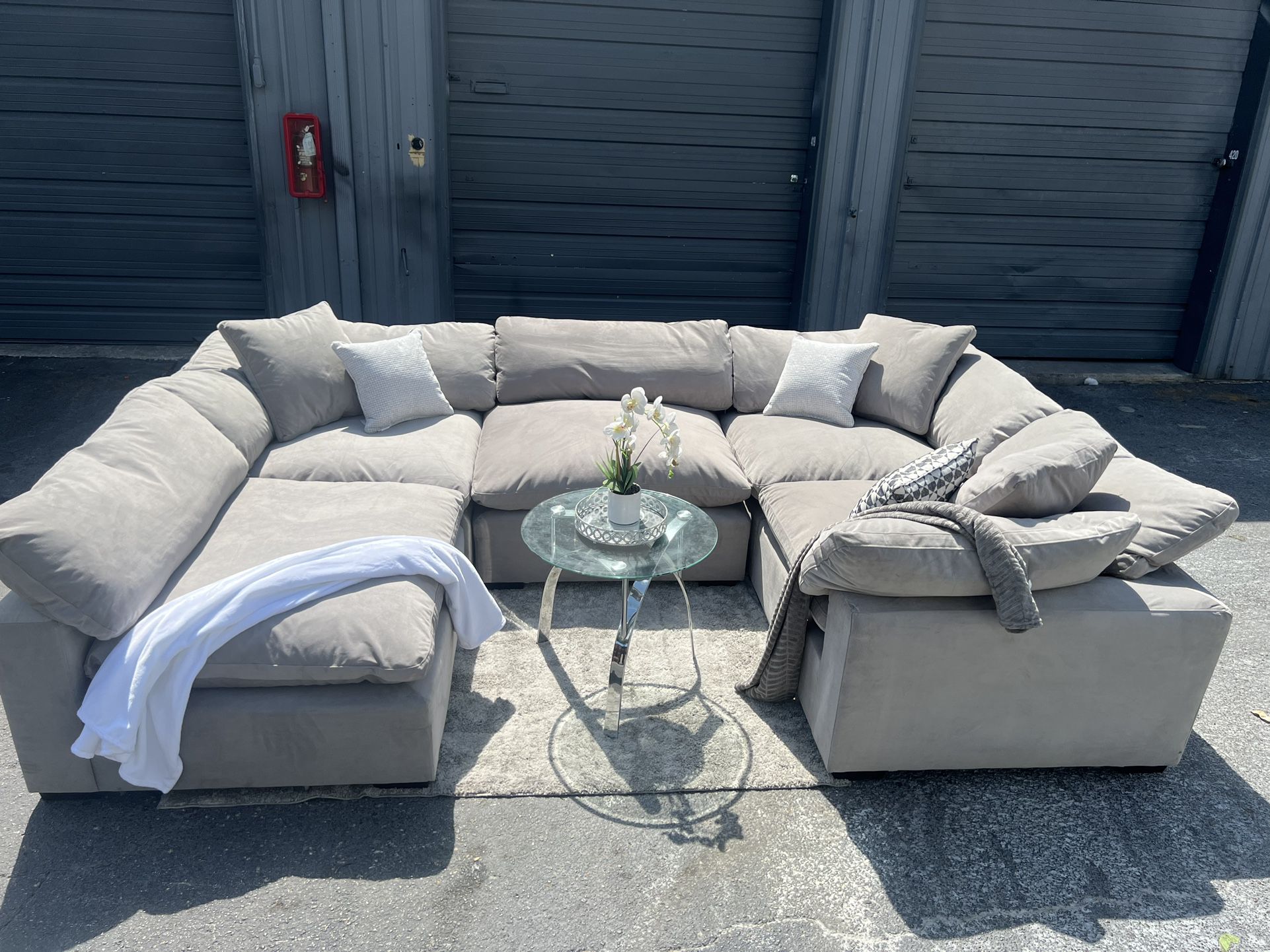 sectional/couch/sof, Cloud Couch, Brand:Krohler, Tampa 4 pickup, delivery available 