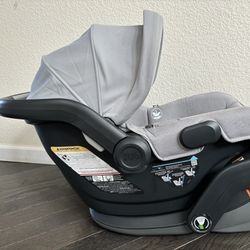 Uppababy Mesa V2 infant Car Seat + Infant Insert