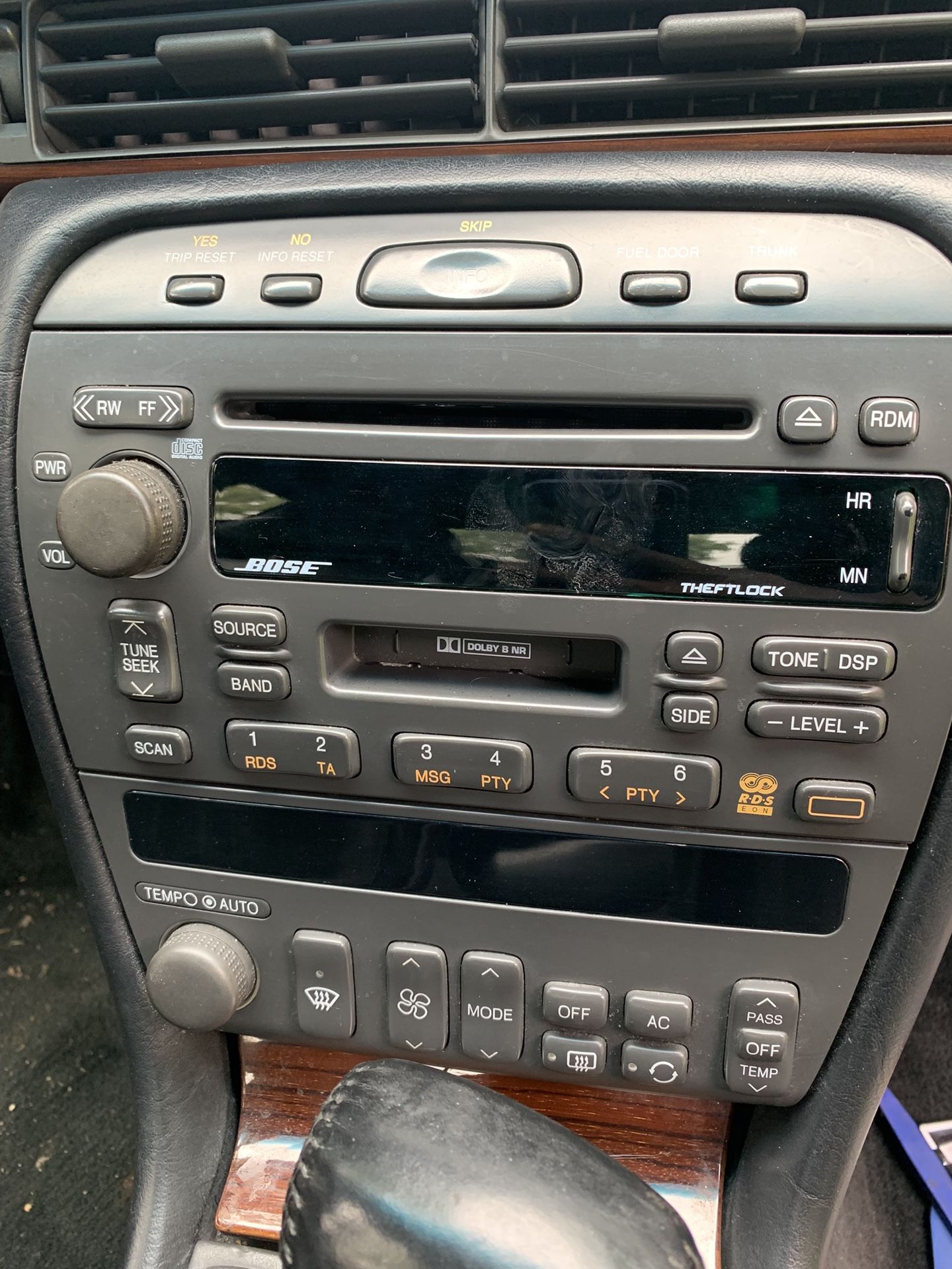 2000 Cadillac Eldorado ETC / Factory radio