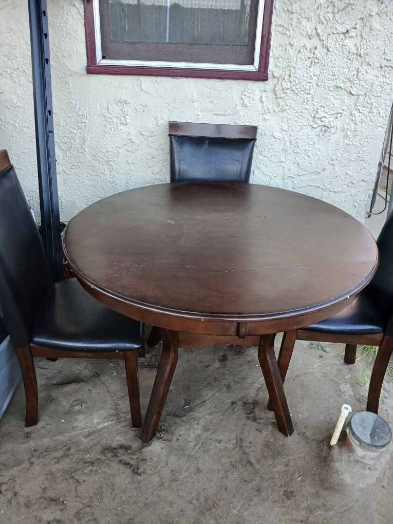 Ronda Table 4 Chairs