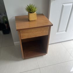 Vintage 1 drawer nightstand end/side table