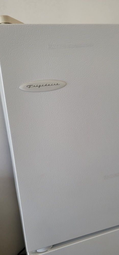 Fridigaire Top Frezzer Refrigerator