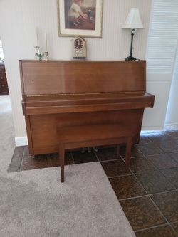 Piano. YAMAHA    with bench