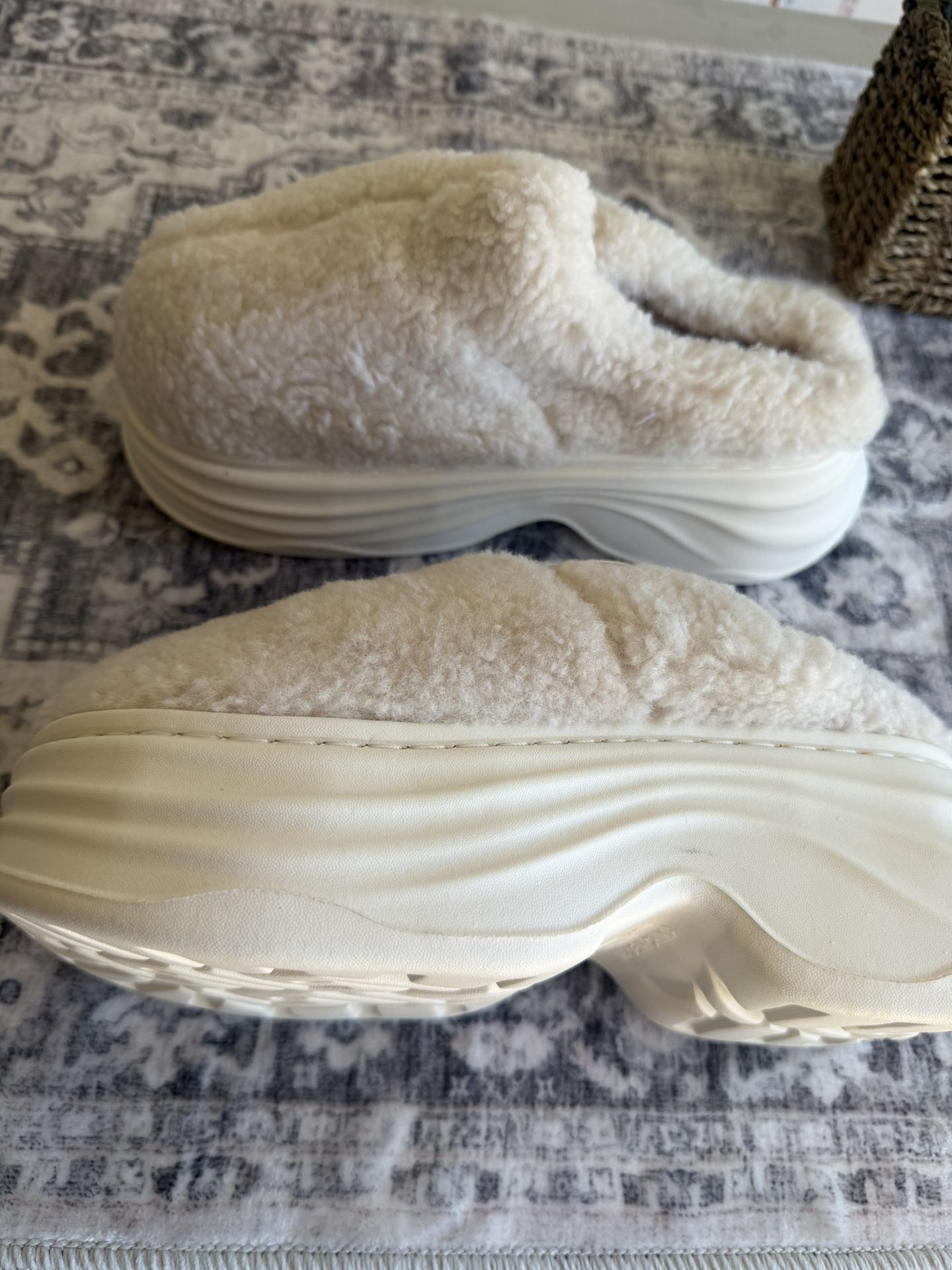 UGG fluff slippers 9.5 W