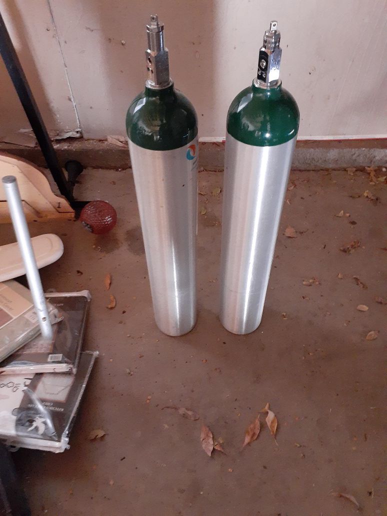 Oxygen tank along with two tanks on the side