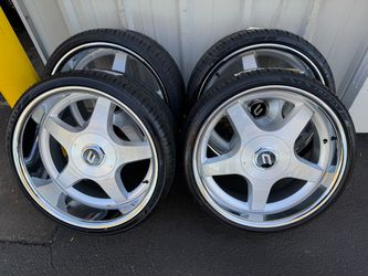 NEW staggered 22x9 and 22x10.5 rears. wheels with lexani tires impala ss style wheels