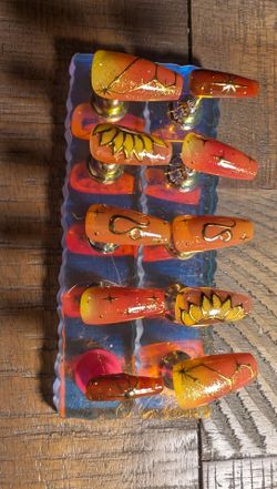 Leo Press on Nails