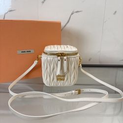 detachable and adjustable shoulder strap, zipper closure, quilted pattern, sheepskin leather, cross - body/single - shoulder bag, mini(25)64