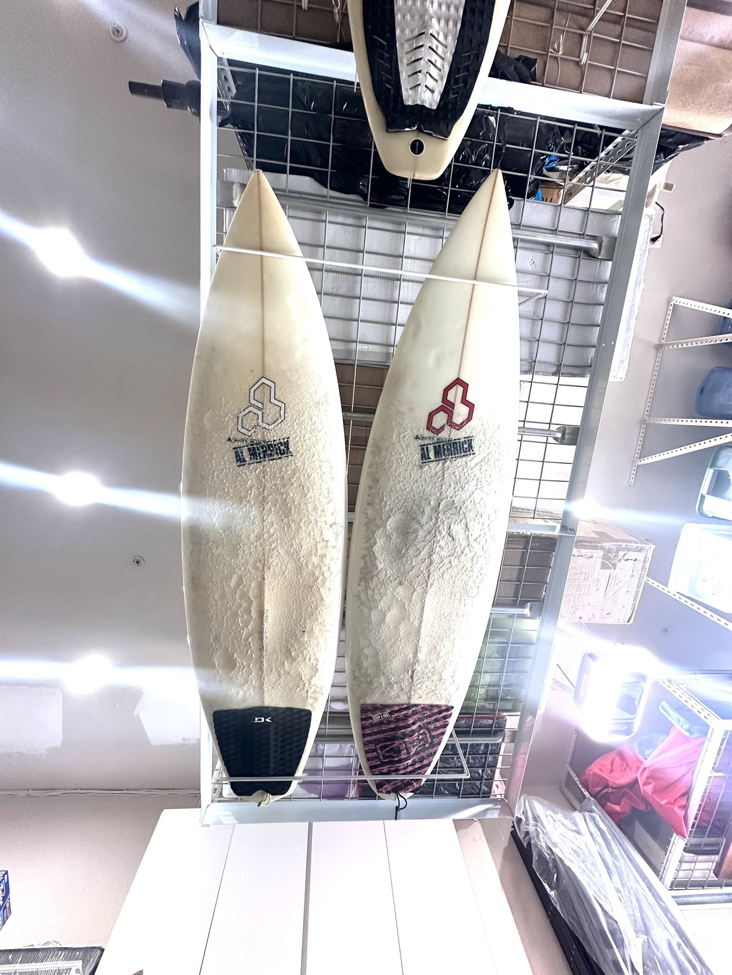 Surfboards. Left: 5”10 27L, right 6”0 27L